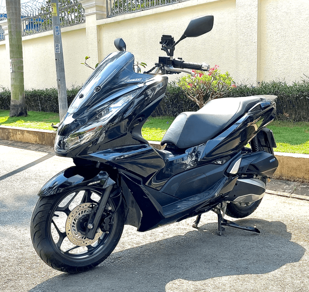 Honda PCX 160 2022 for rent at the extra mile motorbike rental company vietnam ho chi minh city excellent conditions best price